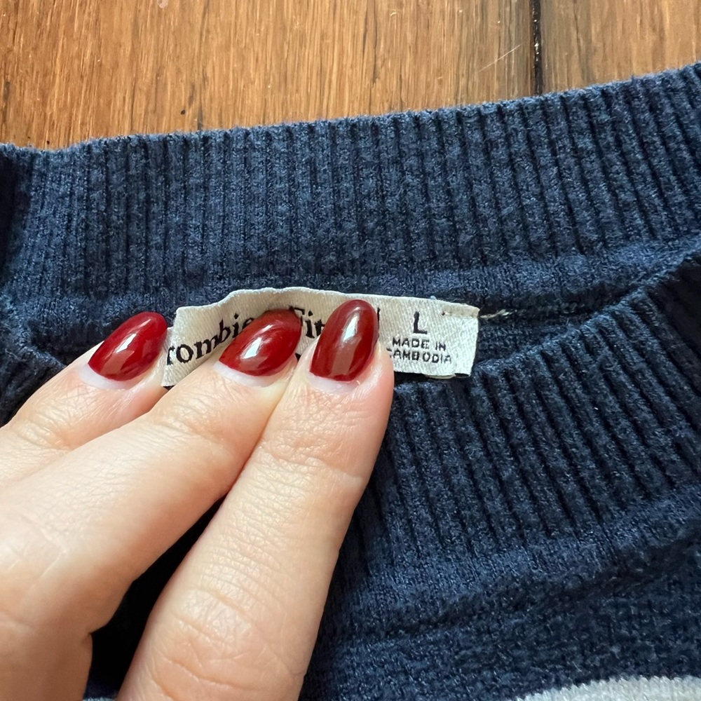 Abercrombie & Fitch Women’s Navy and White Crewneck Sweater - Picture 4 of 4